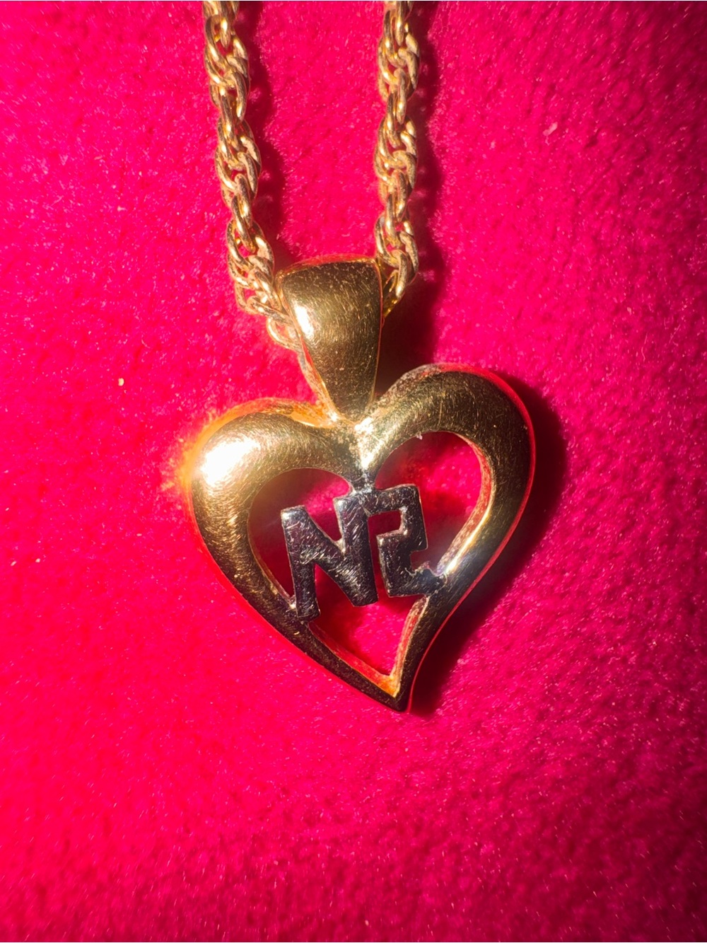 Nina Ricci Gold tone Heart Pendant Necklace β
authenticβ
- Picture 2 of 4